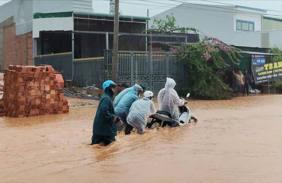 Quốc lộ 55 ngập sâu do mưa lớn trái mùa Quốc lộ 55 ngập sâu do mưa lớn trái mùa