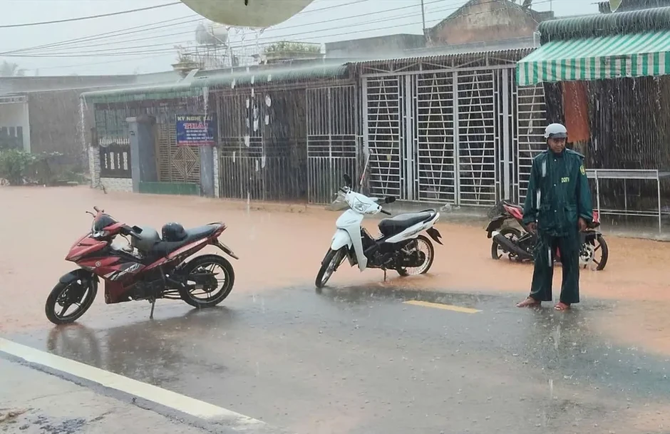Quốc lộ 55 ngập sâu do mưa lớn trái mùa Quốc lộ 55 ngập sâu do mưa lớn trái mùa