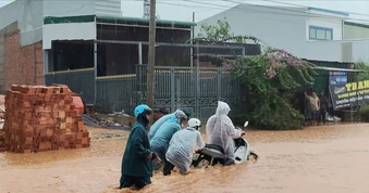Quốc lộ 55 ngập sâu do mưa lớn trái mùa