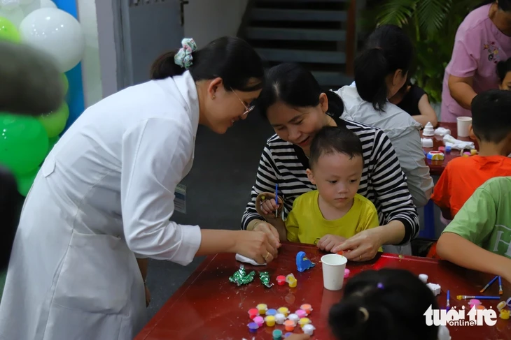 Quốc tế Thiếu nhi đặc biệt của các bệnh nhi tại Bệnh viện Nhân dân Gia Định Quốc tế Thiếu nhi đặc biệt của các bệnh nhi tại Bệnh viện Nhân dân Gia Định