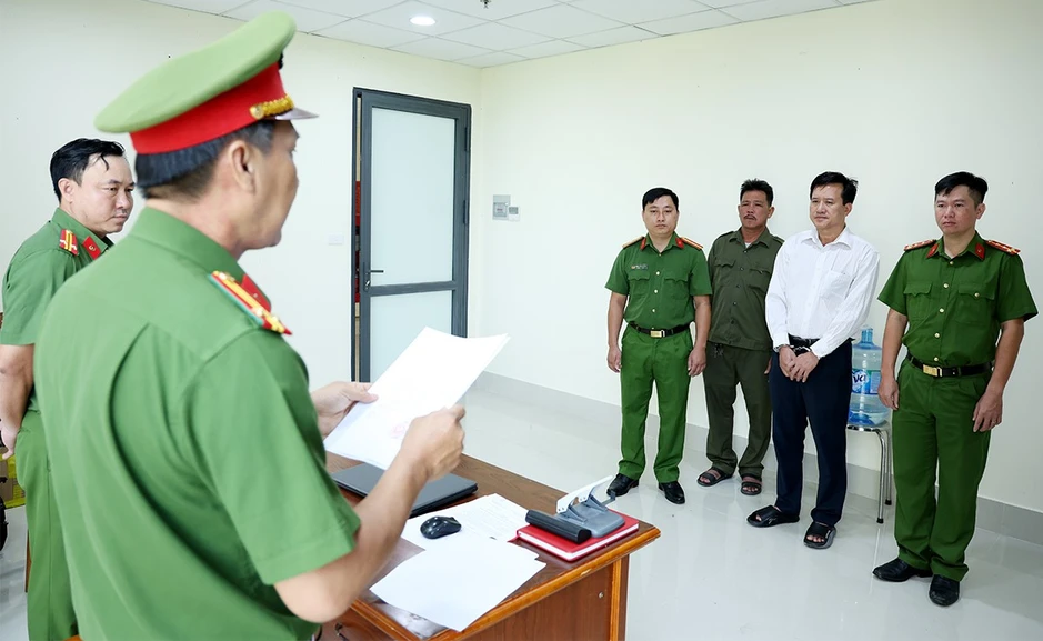 Ra lệnh bắt tạm giam Đỗ Viết Dự, cấm đi khỏi nơi cư trú đối với Nguyễn Thị Mỹ Cơ Ra lệnh bắt tạm giam Đỗ Viết Dự, cấm đi khỏi nơi cư trú đối với Nguyễn Thị Mỹ Cơ