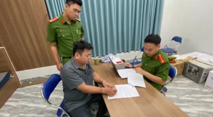 Ra lệnh bắt tạm giam Giám đốc Công ty Đấu giá Trần Tấn Hoàng 44 tuổi Ra lệnh bắt tạm giam Giám đốc Công ty Đấu giá Trần Tấn Hoàng 44 tuổi