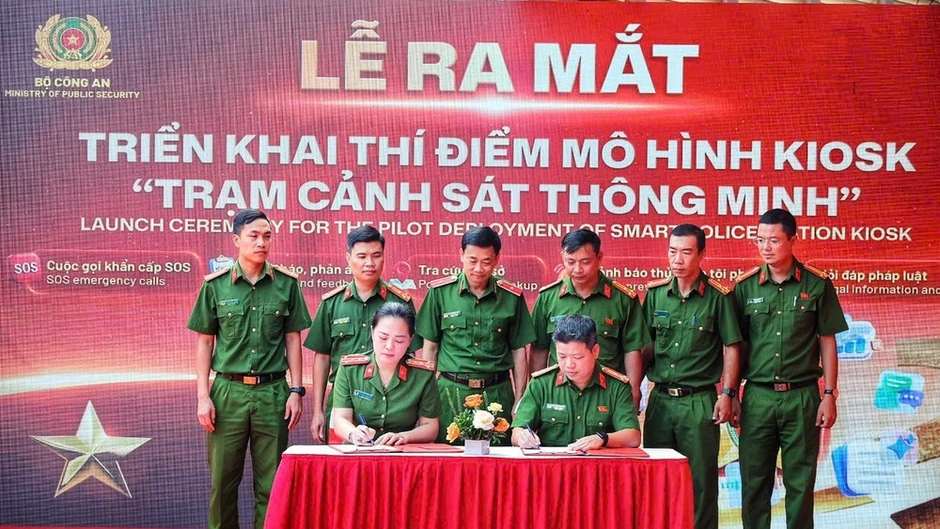 Ra mắt mô hình Kiosk “Trạm Cảnh sát thông minh” tại Hà Nội Ra mắt mô hình Kiosk “Trạm Cảnh sát thông minh” tại Hà Nội