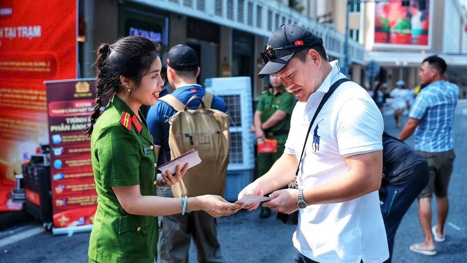Ra mắt mô hình Kiosk “Trạm Cảnh sát thông minh” tại Hà Nội Ra mắt mô hình Kiosk “Trạm Cảnh sát thông minh” tại Hà Nội