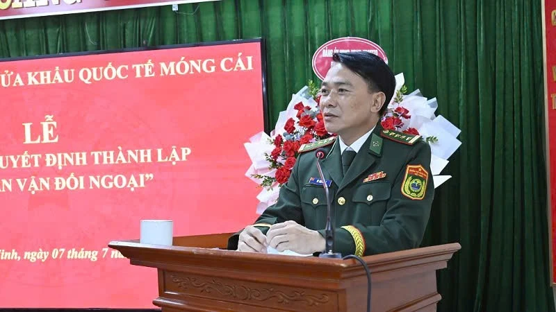 Ra mắt mô hình “Tổ dân vận đối ngoại” tại Cửa khẩu quốc tế Móng Cái Ra mắt mô hình “Tổ dân vận đối ngoại” tại Cửa khẩu quốc tế Móng Cái