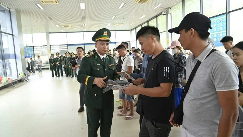 Ra mắt mô hình “Tổ dân vận đối ngoại” tại Cửa khẩu quốc tế Móng Cái Ra mắt mô hình “Tổ dân vận đối ngoại” tại Cửa khẩu quốc tế Móng Cái