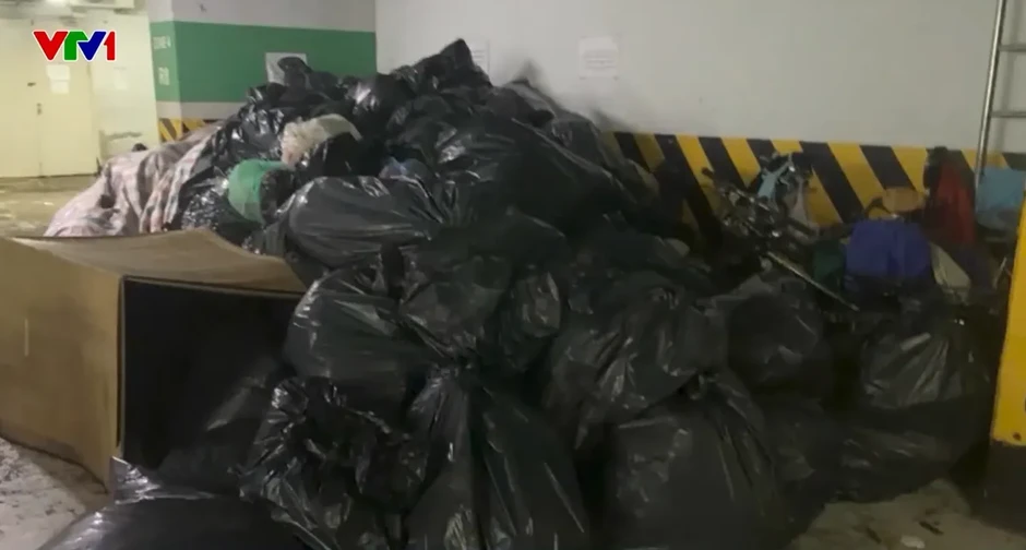 Rác thải chất đống, bốc mùi trong tầng hầm chung cư ở Hà Nội Rác thải chất đống, bốc mùi trong tầng hầm chung cư ở Hà Nội