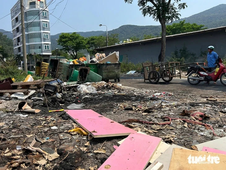 Rác thải ngổn ngang ven biển Sơn Trà