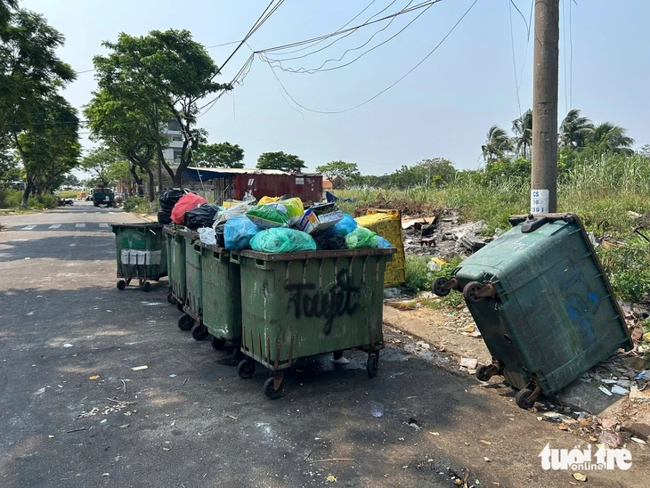 Rác thải ngổn ngang ven biển Sơn Trà