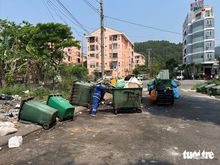Rác thải ngổn ngang ven biển Sơn Trà