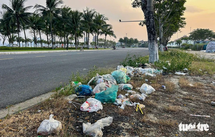 Rác thải ngổn ngang ven biển Sơn Trà