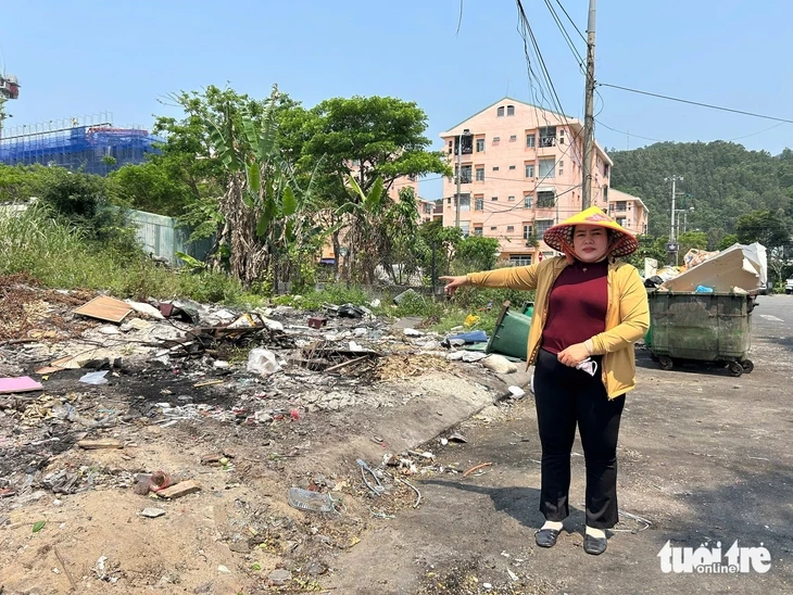 Rác thải ngổn ngang ven biển Sơn Trà