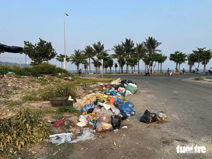 Rác thải ngổn ngang ven biển Sơn Trà