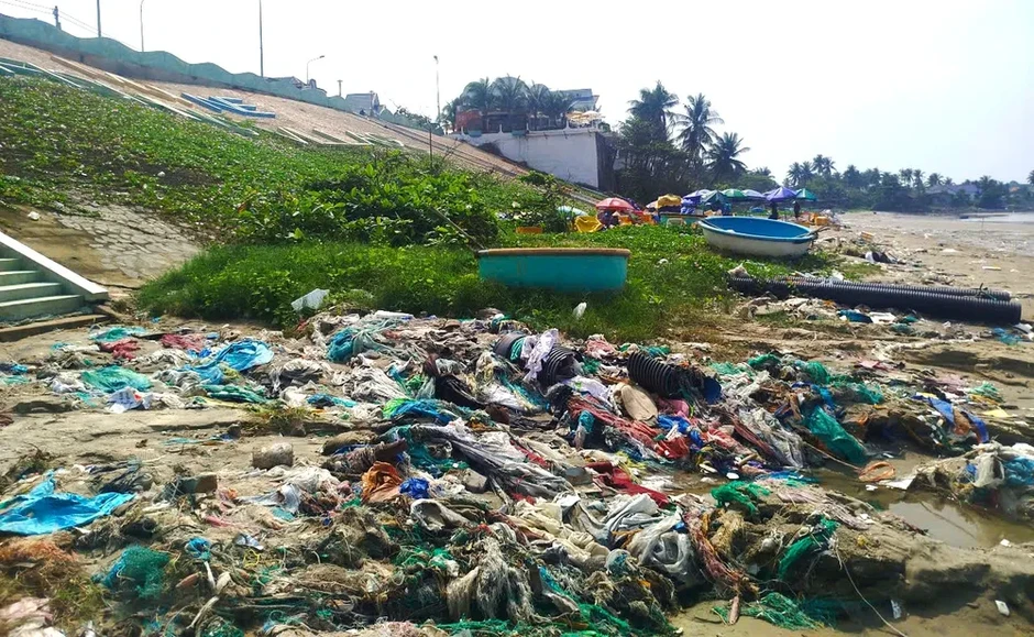 Rác thải phủ kín bãi Trước của làng chài Mũi Né Rác thải phủ kín bãi Trước của làng chài Mũi Né
