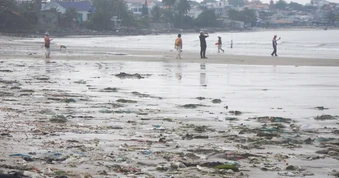 Rác thải phủ kín bãi Trước của làng chài Mũi Né