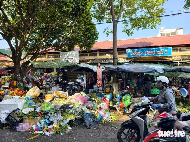 Rác ùn ứ nhiều ngày, bốc mùi giữa chợ, tiểu thương 'kêu trời'