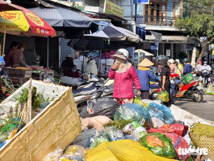 Rác ùn ứ nhiều ngày, bốc mùi giữa chợ, tiểu thương 'kêu trời'