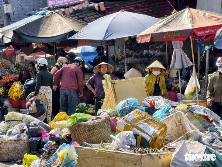 Rác ùn ứ nhiều ngày, bốc mùi giữa chợ, tiểu thương 'kêu trời'