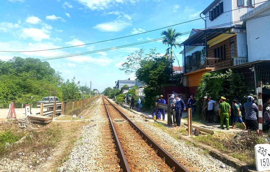 Rào các lối đi tự mở nguy hiểm qua đường sắt ở TP. Huế Rào các lối đi tự mở nguy hiểm qua đường sắt ở TP. Huế