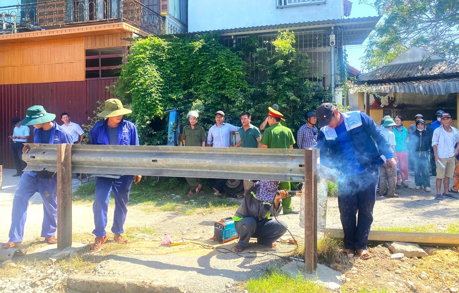 Rào các lối đi tự mở nguy hiểm qua đường sắt ở TP. Huế Rào các lối đi tự mở nguy hiểm qua đường sắt ở TP. Huế