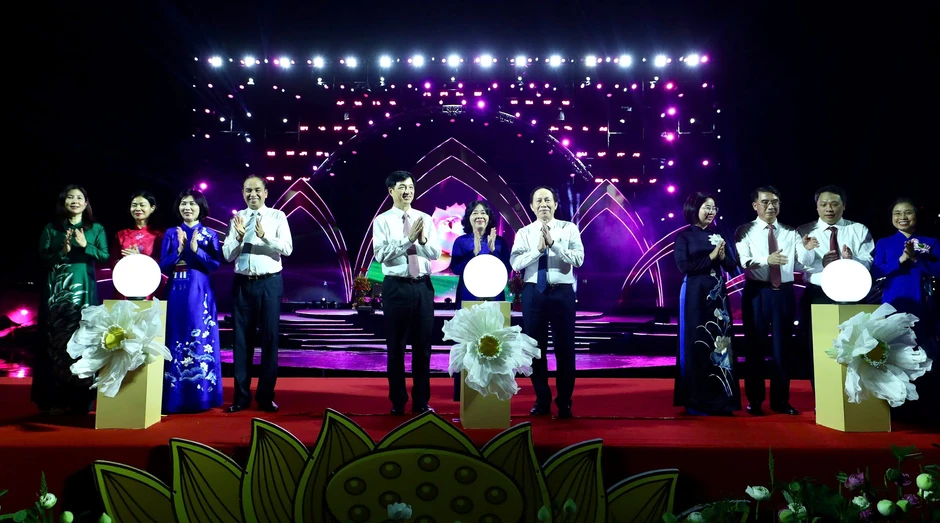 Rực rỡ đêm khai mạc Lễ hội Sen Hà Nội 2026 Rực rỡ đêm khai mạc Lễ hội Sen Hà Nội 2026