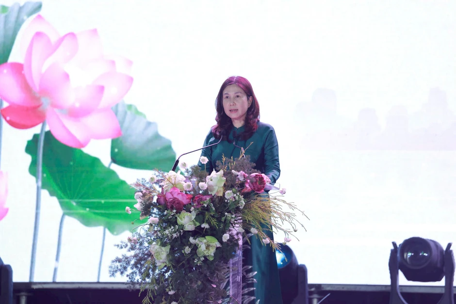 Rực rỡ đêm khai mạc Lễ hội Sen Hà Nội 2026 Rực rỡ đêm khai mạc Lễ hội Sen Hà Nội 2026