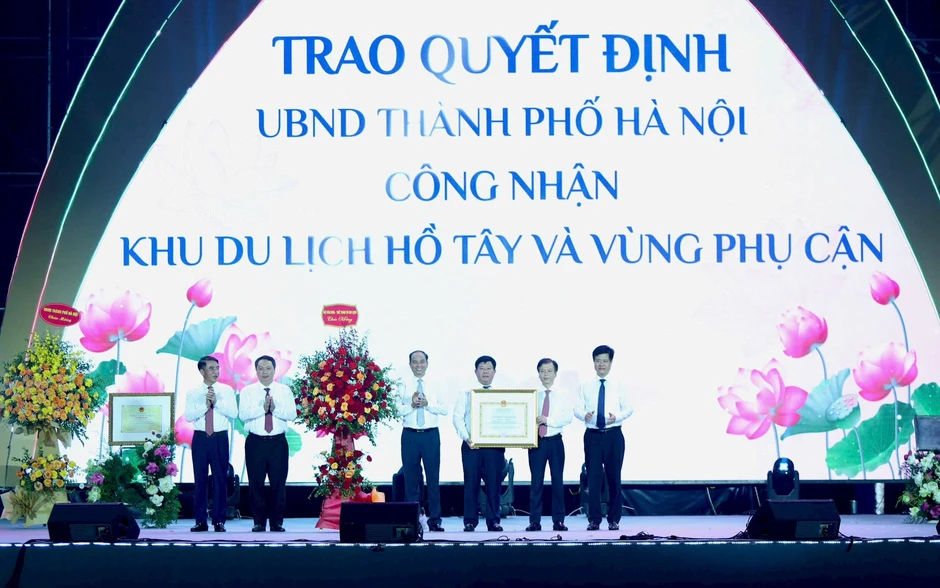 Rực rỡ đêm khai mạc Lễ hội Sen Hà Nội 2026 Rực rỡ đêm khai mạc Lễ hội Sen Hà Nội 2026