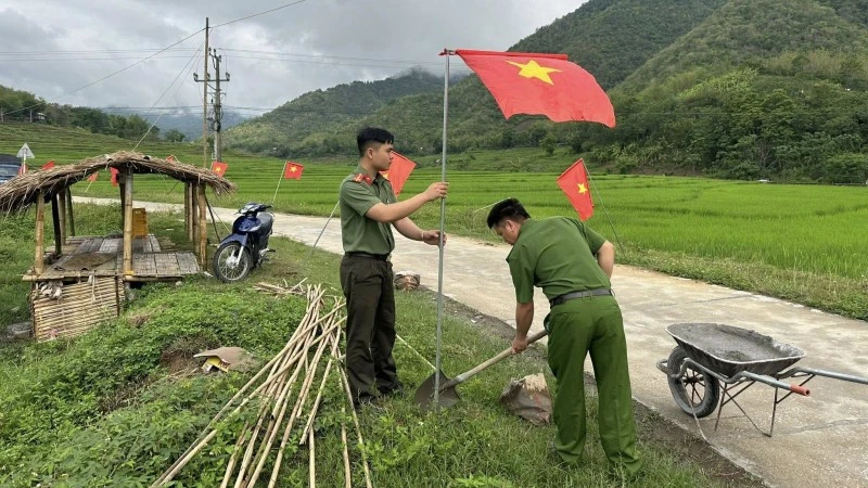 Rực rỡ đường cờ Tổ quốc ở xã vùng cao, biên giới Rực rỡ đường cờ Tổ quốc ở xã vùng cao, biên giới
