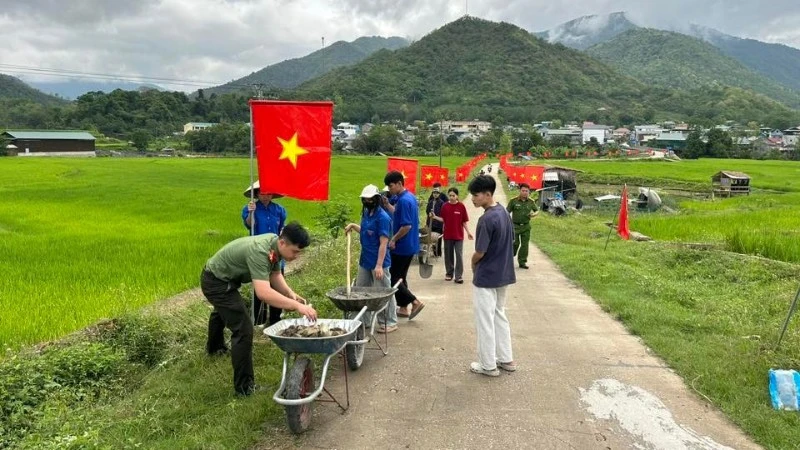 Rực rỡ đường cờ Tổ quốc ở xã vùng cao, biên giới Rực rỡ đường cờ Tổ quốc ở xã vùng cao, biên giới
