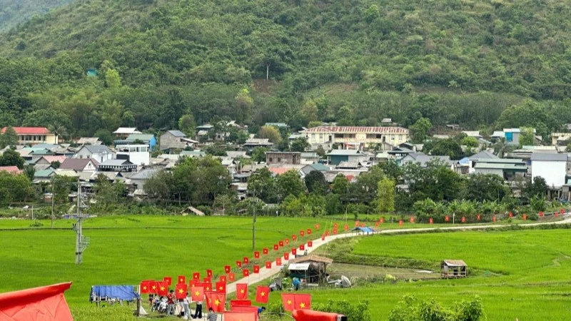 Rực rỡ đường cờ Tổ quốc ở xã vùng cao, biên giới Rực rỡ đường cờ Tổ quốc ở xã vùng cao, biên giới