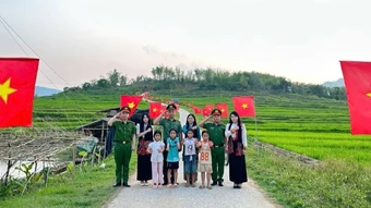 Rực rỡ đường cờ Tổ quốc ở xã vùng cao, biên giới