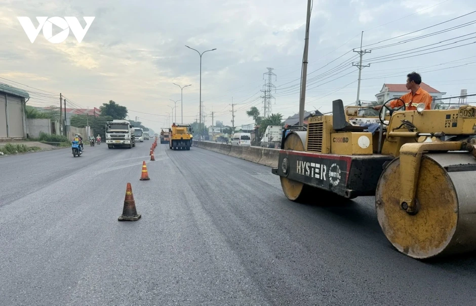 Rút ngắn tiến độ sửa Quốc lộ 51, huy động 200 máy móc làm đêm Rút ngắn tiến độ sửa Quốc lộ 51, huy động 200 máy móc làm đêm