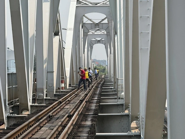 Sà lan va chạm cầu Ghềnh, đường sắt Bắc - Nam gián đoạn, phải chuyển tải bằng ô tô Sà lan va chạm cầu Ghềnh, đường sắt Bắc - Nam gián đoạn, phải chuyển tải bằng ô tô