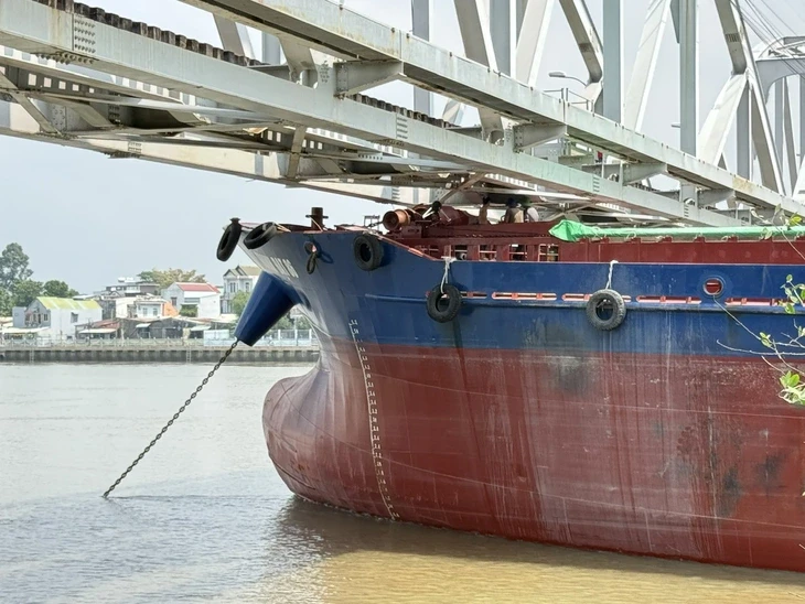 Sà lan va chạm cầu Ghềnh, đường sắt Bắc - Nam gián đoạn, phải chuyển tải bằng ô tô Sà lan va chạm cầu Ghềnh, đường sắt Bắc - Nam gián đoạn, phải chuyển tải bằng ô tô