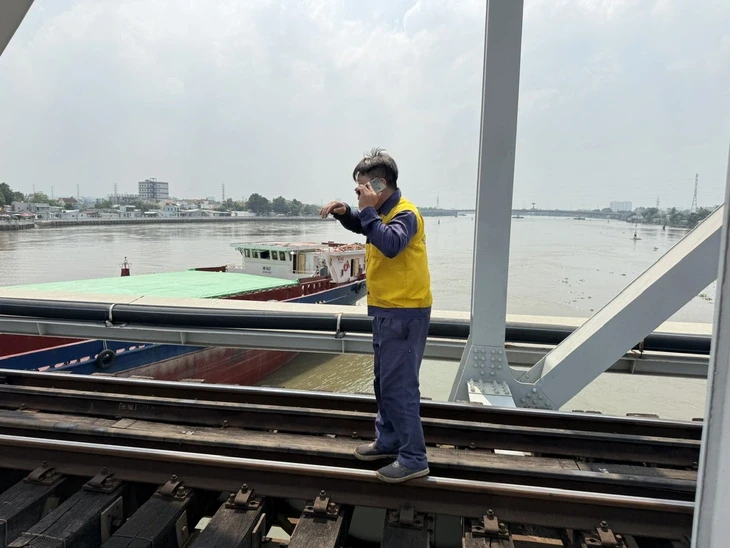 Sà lan va chạm cầu Ghềnh, đường sắt Bắc - Nam gián đoạn, phải chuyển tải bằng ô tô Sà lan va chạm cầu Ghềnh, đường sắt Bắc - Nam gián đoạn, phải chuyển tải bằng ô tô