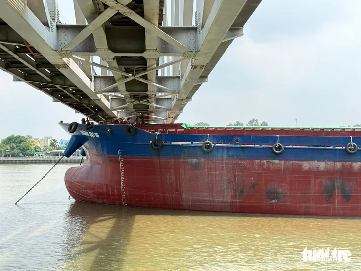 Sà lan va chạm cầu Ghềnh, đường sắt Bắc - Nam gián đoạn, phải chuyển tải bằng ô tô Sà lan va chạm cầu Ghềnh, đường sắt Bắc - Nam gián đoạn, phải chuyển tải bằng ô tô