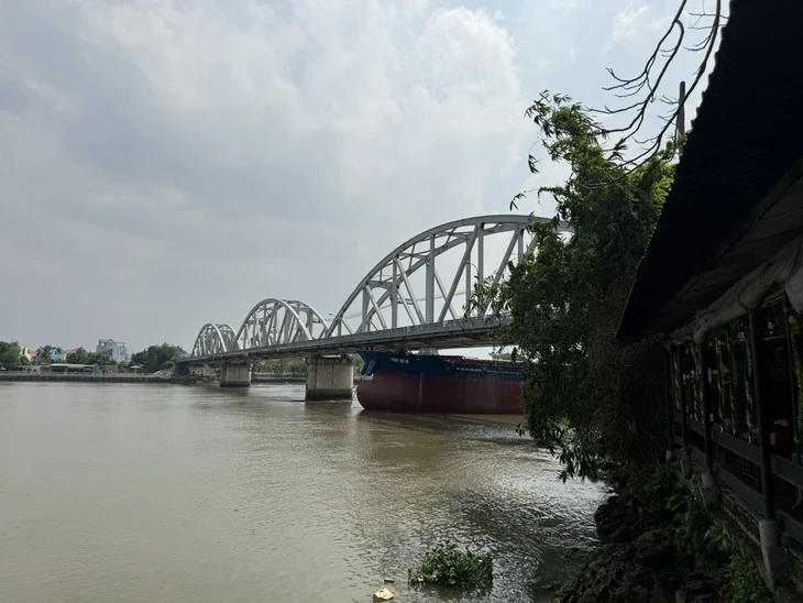 Sà lan va chạm cầu Ghềnh, đường sắt Bắc - Nam gián đoạn, phải chuyển tải bằng ô tô Sà lan va chạm cầu Ghềnh, đường sắt Bắc - Nam gián đoạn, phải chuyển tải bằng ô tô