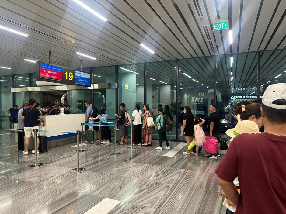 Sân bay Tân Sơn Nhất đón hơn 112.000 khách trong ngày cao điểm 2/5 Sân bay Tân Sơn Nhất đón hơn 112.000 khách trong ngày cao điểm 2/5