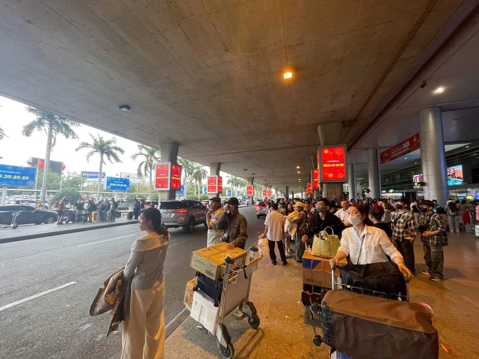 Sân bay Tân Sơn Nhất đông nghịt trong ngày 3/5 Sân bay Tân Sơn Nhất đông nghịt trong ngày 3/5