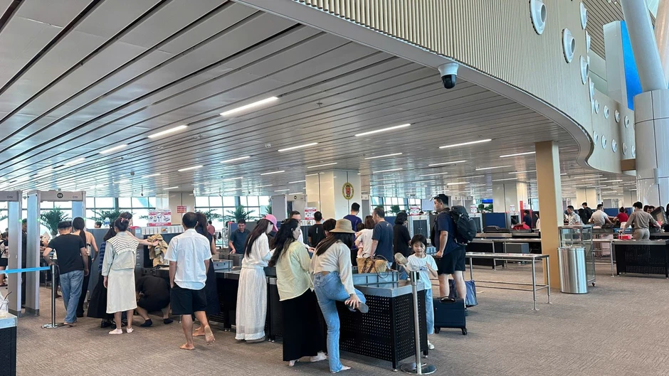Sân bay Tân Sơn Nhất đông nghịt trong ngày 3/5 Sân bay Tân Sơn Nhất đông nghịt trong ngày 3/5