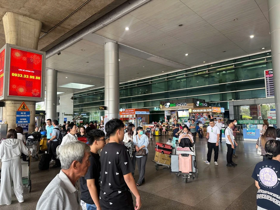 Sân bay Tân Sơn Nhất đông nghịt trong ngày 3/5 Sân bay Tân Sơn Nhất đông nghịt trong ngày 3/5