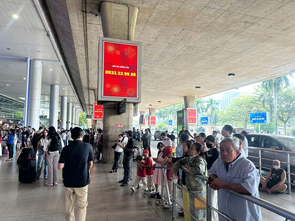 Sân bay Tân Sơn Nhất đông nghịt trong ngày 3/5 Sân bay Tân Sơn Nhất đông nghịt trong ngày 3/5