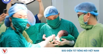 Sản phụ 60 tuổi sinh bé trai khỏe mạnh tại Bệnh viện Phụ sản Trung ương