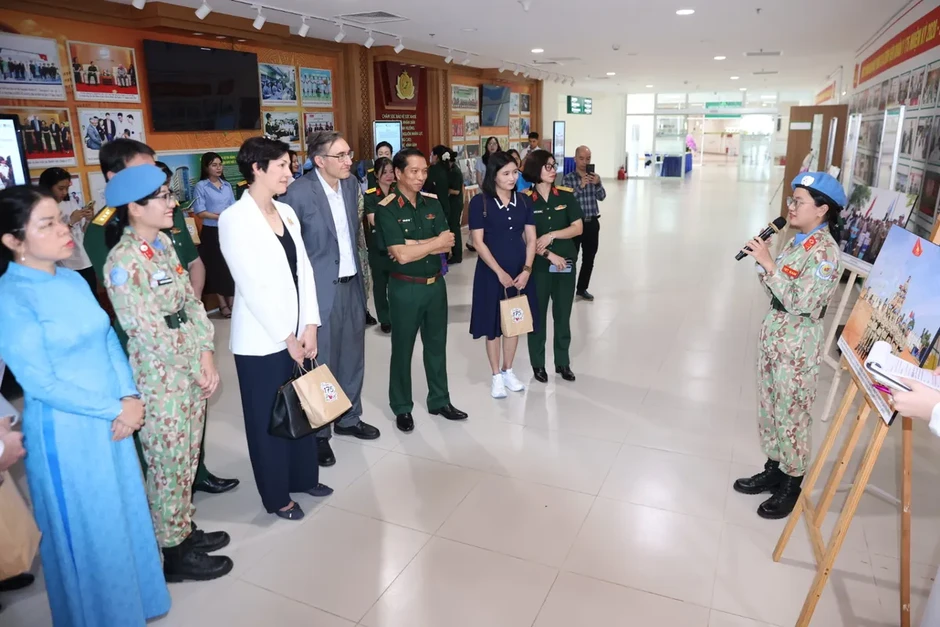 Sẵn sàng bảo đảm y tế, lấy con người làm trung tâm Sẵn sàng bảo đảm y tế, lấy con người làm trung tâm