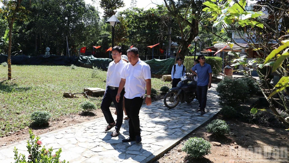 Sẵn sàng cho Lễ dâng hương, dâng hoa nhằm tưởng niệm và tri ân cụ Huỳnh Thúc Kháng Sẵn sàng cho Lễ dâng hương, dâng hoa nhằm tưởng niệm và tri ân cụ Huỳnh Thúc Kháng