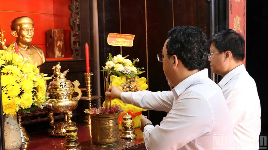 Sẵn sàng cho Lễ dâng hương, dâng hoa nhằm tưởng niệm và tri ân cụ Huỳnh Thúc Kháng Sẵn sàng cho Lễ dâng hương, dâng hoa nhằm tưởng niệm và tri ân cụ Huỳnh Thúc Kháng