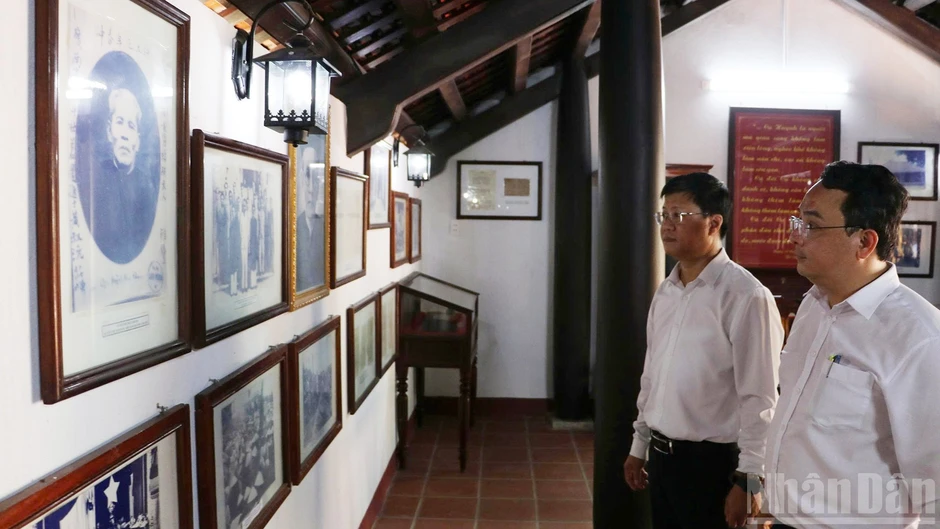 Sẵn sàng cho Lễ dâng hương, dâng hoa nhằm tưởng niệm và tri ân cụ Huỳnh Thúc Kháng Sẵn sàng cho Lễ dâng hương, dâng hoa nhằm tưởng niệm và tri ân cụ Huỳnh Thúc Kháng