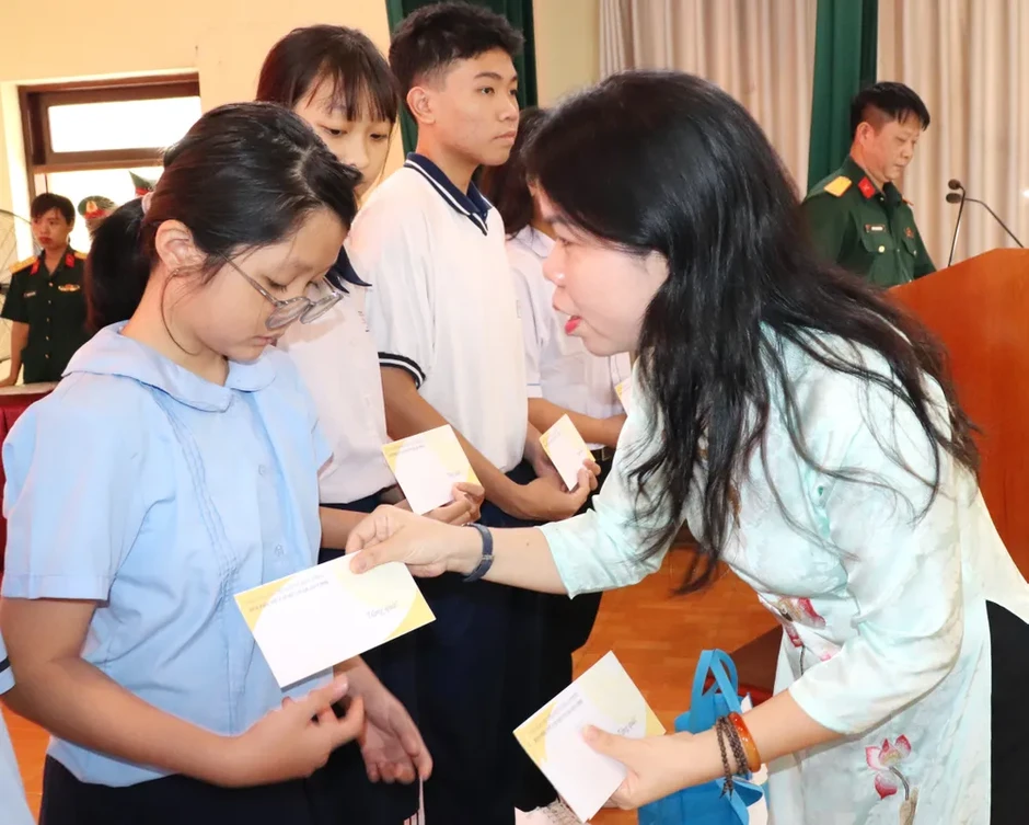 San sẻ yêu thương với người lao động gặp khó khăn San sẻ yêu thương với người lao động gặp khó khăn