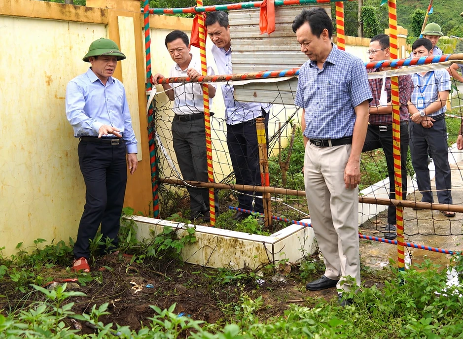 Sân trường ở Quảng Trị xuất hiện hố sụt sâu 3–4m Sân trường ở Quảng Trị xuất hiện hố sụt sâu 3–4m