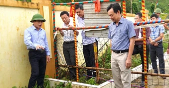 Sân trường ở Quảng Trị xuất hiện hố sụt sâu 3–4m